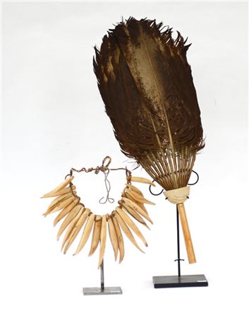 Lotto composto da una collana etnica e un ventaglio con impugnatura in osso e p