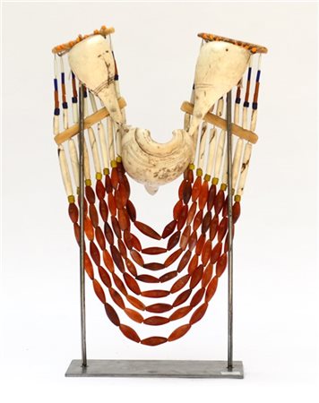 Ornamento etnico da parata in corniola, conchiglia incisa, osso e pietre varie