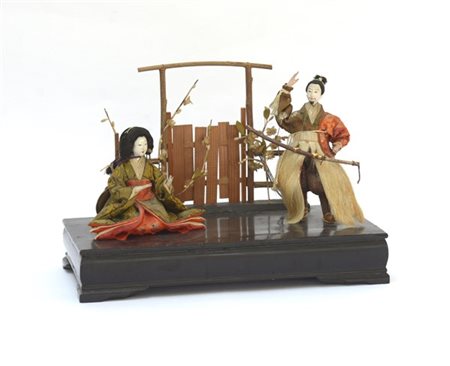 Modellino teatrale composto da due figure in legno laccato vestite con abiti in