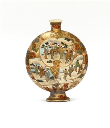 Vasetto a forma di moon flask in porcellana Satsuma, decorata a riserve con fig