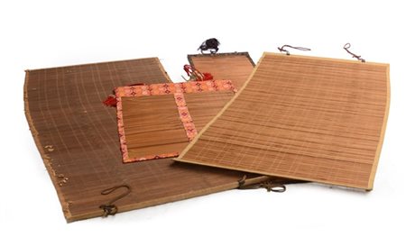 Lotto composto da quattro stuoie orientali (difetti)