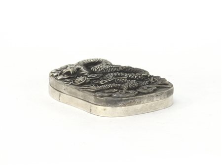 Scatola porta inchiostro in metallo argentato, coperchio con drago tra nuvole i