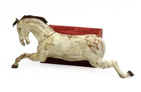 Frammento di scultura raffigurante un cavallo in legno intagliato e laccato, cr