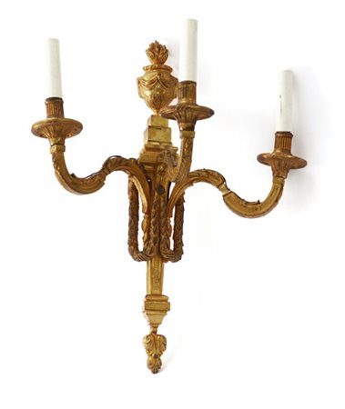 Applique a tre fiamme in bronzo cesellato e dorato con porta candele sagomati.