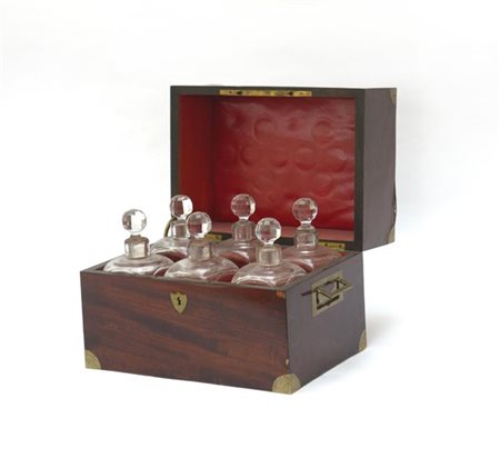 Cofanetto porta liquori in mogano e ottone contenente sei bottiglie. Inghilterr
