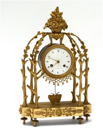 ALLIER A PARIS. Pendola da appoggio in bronzo dorato con decorazioni a soggetto