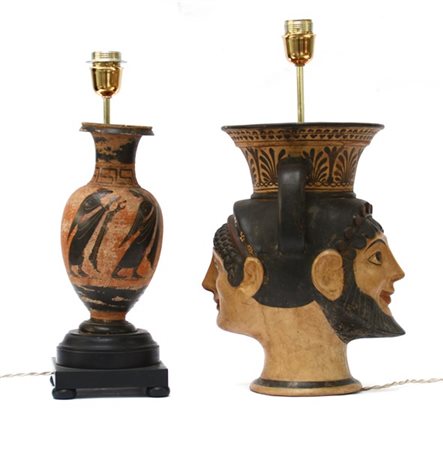 Lotto di due lampade da tavolo in terracotta in stile etrusco (h. max cm 36,5)