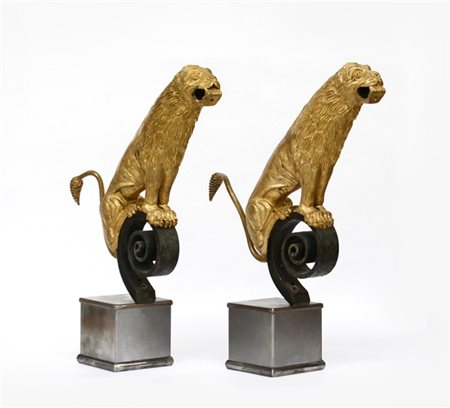 Coppia di antichi elementi decorativi in bronzo dorato a guisa di leoni a tutto