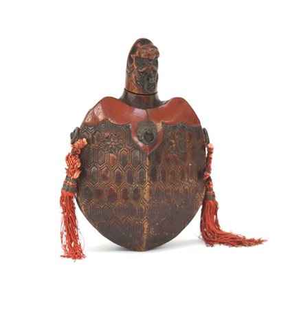 Borraccia in legno intagliato e laccato a forma di tartaruga, firma alla base