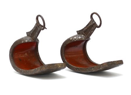 Coppia di staffe in metallo con intarsi argentati
Giappone, secolo XIX