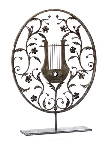 Tondo decorativo di gusto deco in ferro battuto a foggia di lira circondata da