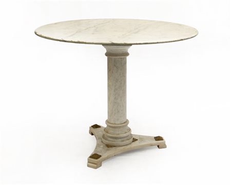 Tavolo con piano circolare in marmo bianco decorato con applicazioni in metallo