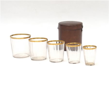 Porta bicchieri da viaggio in pelle contenente cinque bicchieri in vetro sfacce