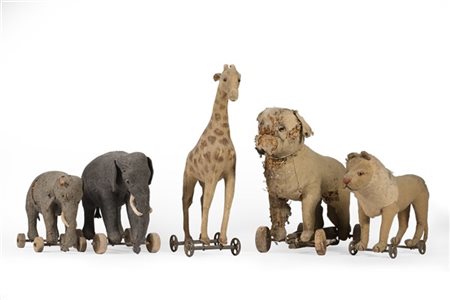 Lotto di cinque antichi pupazzi con rotelle in stoffa e/o feltro (difetti e rot