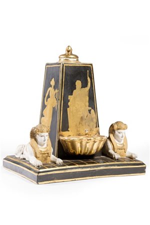 Calamaio in porcellana a fondo nero parzialmente dorato a forma di obelisco att