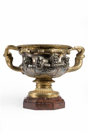 Coppa biansata in bronzo dorato e parzialmente argentato con corpo decorato a m