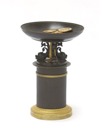 Alzata in bronzo brunito e dorato, fusto a colonna scanalata sormontato da anim