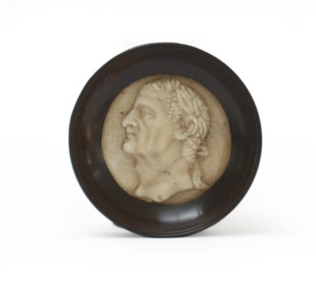 Arte del secolo XVIII profilo di imperatore altorilievo in marmo bianco (d. cm