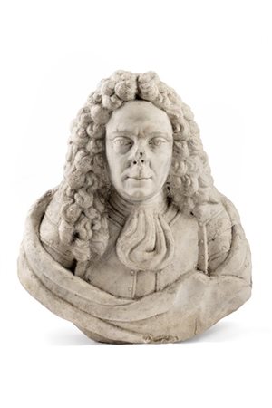 Antico busto di gentiluomo con parrucca in marmo bianco (h. cm 66x lungh 55 ca)