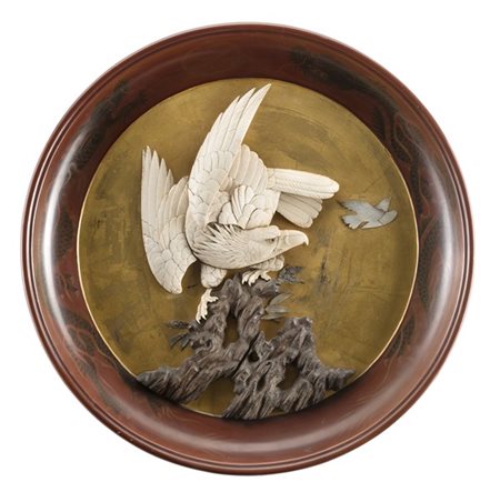 Piatto rotondo in legno laccato a fondo rosso e dorato con applicata a rilievo