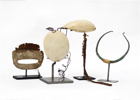 Lotto composto da quattro antichi oggetti etnici montati su basi in ferro (mate