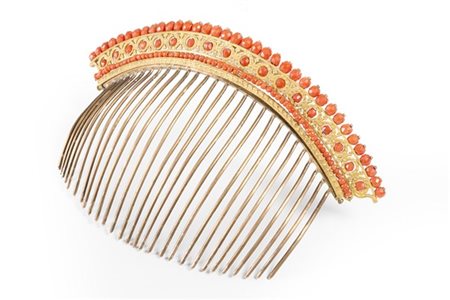 Pettine a tiara in metallo dorato e decorato a perlinature in corallo sfaccetta