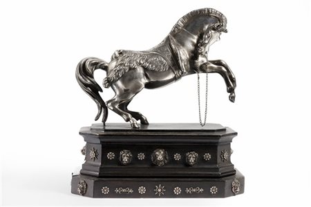 Cavallo rampante in argento finemente sbalzato e cesellato con testa amovibile,