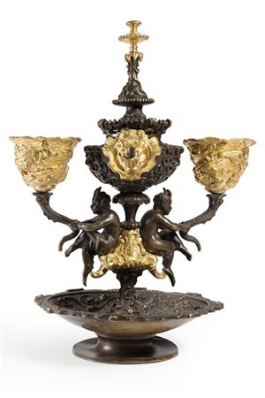 Lampada ad olio in bronzo brunito e cesellato a motivi fogliacei, porta stoppin