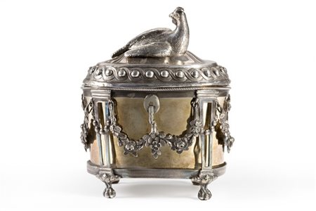 Zuccheriera in argento di forma ovale cesellata a festoni con mazzi fioriti, pr