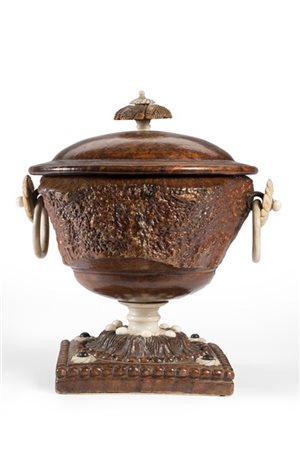 Coppa in radica con coperchio decorato da elementi torniti e intagliati a motiv