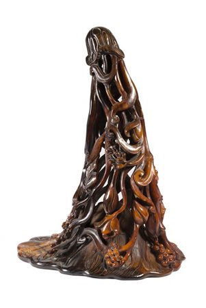 Coppa da libagione in corno finemente intagliata a motivi flogliacei e vegetali