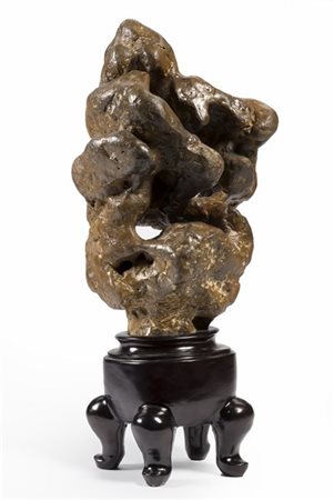 Scholar's rock, su base in legno con piedini mossi (h. cm 24) 
Secolo XIX