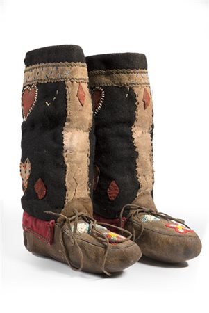 Maurizio Epifani "Stivali in pelle, lana e perline" composizione in teca in ple