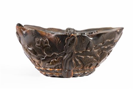 Scultura in corno intagliato a motivi faunistici e floreali, marchio apocrifo Q