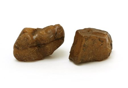 Lotto composto da due frammenti di ambra grezza (cm 8 ca.)