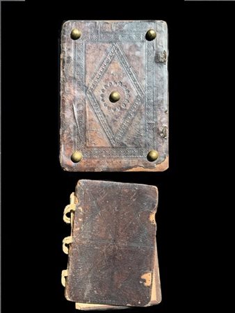 [LEGATURA] Bel lotto di 2 legature su assi di legno: 1] Legatura sec XV. piena