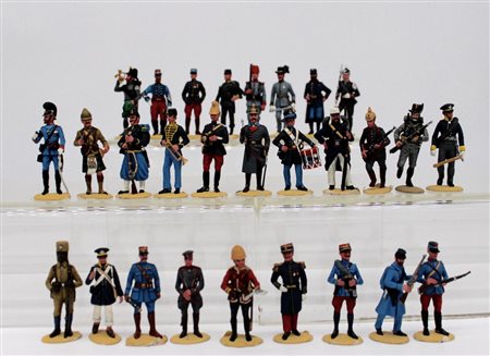 28 soldatini in piombo (lead soldiers)