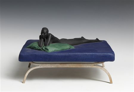 GIUSEPPE BERGOMI Letto blu con figura distesa.