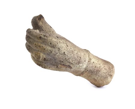 MANO IN TERRACOTTA DI OFFERENTE CHE DONA UNA COLOMBA<br>II – I secolo a.C.