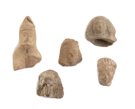 COLLEZIONE DI CINQUE TESTINE IN TERRACOTTA ROMANE E ORIENTALI<br>II secolo a.C. - II secolo d.C.