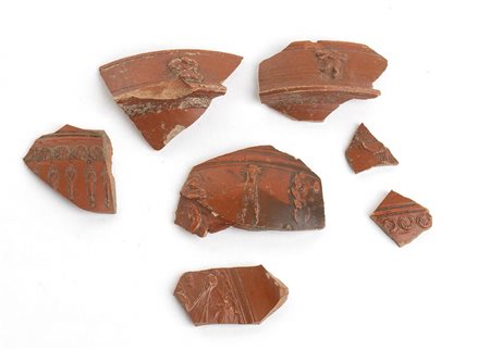 GRUPPO DI 7 FRAMMENTI DI CERAMICA SIGILLATA ARETINA<br>I secolo d.C.