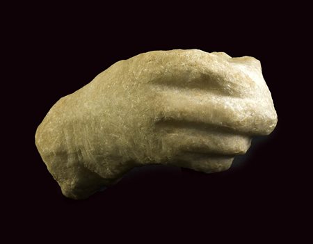 MANO MARMOREA DI OFFERENTE CON COLOMBA<br>I secolo a.C. - I secolo d.C.