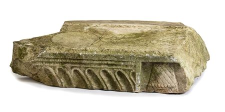 GRANDE FRAMMENTO MARMOREO DI COPERCHIO DI SARCOFAGO<br>III secolo d.C.