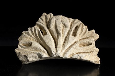 FRAMMENTO DI CAPITELLO CORINZIO IN CALCARE<br>II - III secolo d.C.