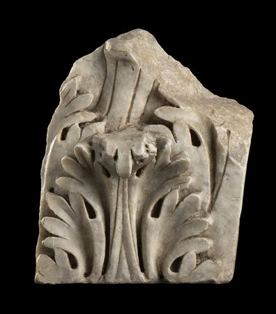 FRAMMENTO DI CAPITELLO DI LESENA CORINZIO<br>I - III secolo d.C.