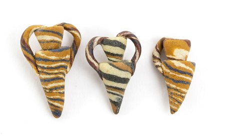 GRUPPO DI TRE PENDENTI IN PASTA VITREA A FORMA DI ANFORA<br>Mediterraneo Orientale, Epoca tardo-antica