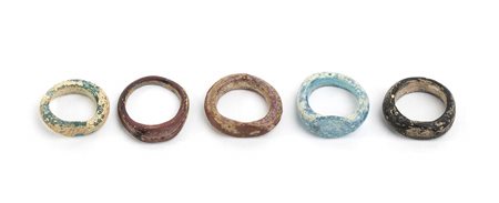 GRUPPO DI CINQUE ANELLI IN PASTA VITREA<br>Mediterraneo Orientale, Epoca tardo-antica