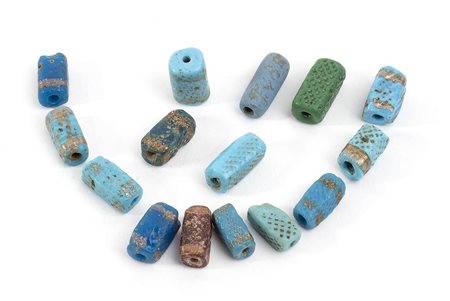 GRUPPO DI QUINDICI VAGHI DI COLLANA IN PASTA VITREA<br>Mediterraneo Orientale, Epoca tardo-antica
