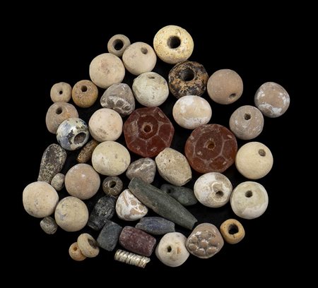 GRUPPO DI 45 VAGHI DI COLLANA IN PASTA VITREA, CORNIOLA E CERAMICA<br>Mediterraneo Orientale, Epoca tardo-antica
