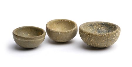 TRE COPPETTE PER COSMESI IN SCISTO<br>Mesopotamia, II - I millennio a.C.